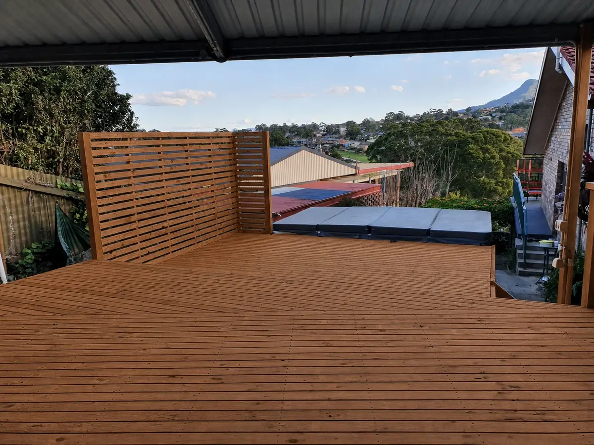 Two-level timber deck in Mount Pleasant built by Trademark Construction Illawarra